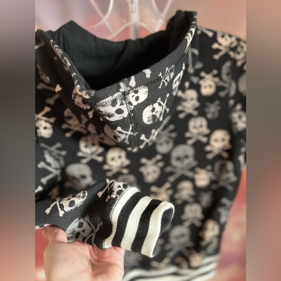 BUNDLE 75% OFF NEW boys 🏴‍☠️ tops for reposhers.. - Picture 3 of 10